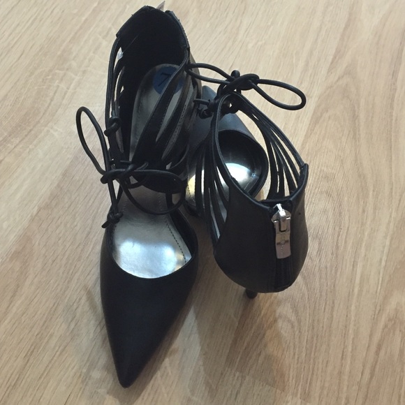 NWT BCBG Lace up Pointed Toe Pumps Black - Picture 2 of 3